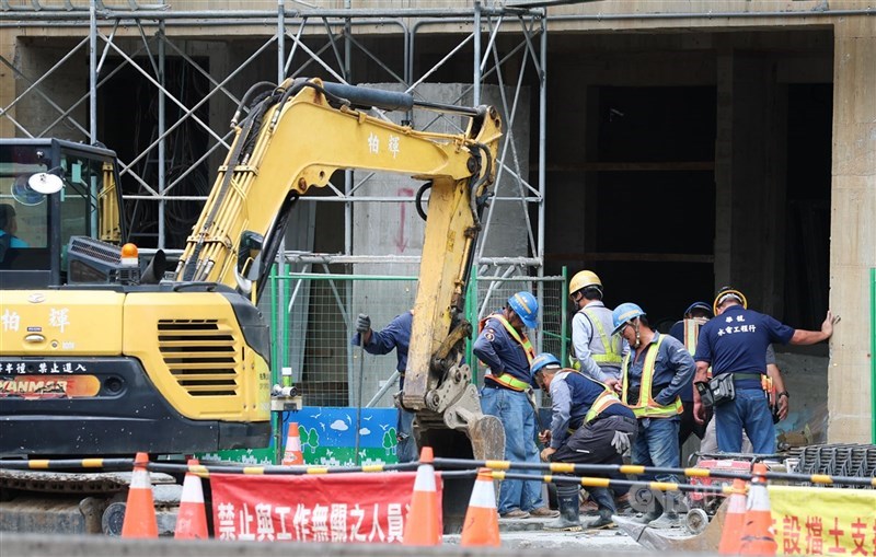 中央銀行報告指出，1980年代以來，許多國家國內所得不均持續加劇，主要是因全球化、技術進步等結構性因素所致。（中央社檔案照片）