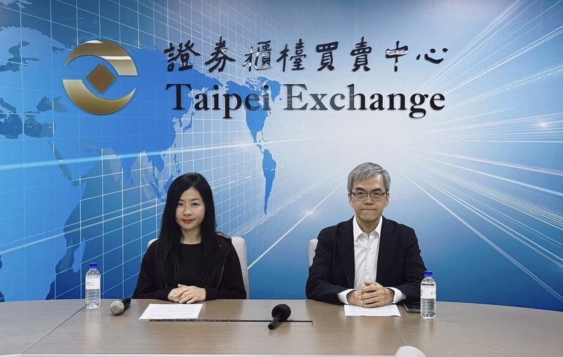 91APP 13日董事會決議，由台灣子公司九易宇軒以3200萬美元（約新台幣9.9億元），全現金收購餐飲POS系統業者iCHEF的100%股權。左起為91APP財務長高儷玲、91APP總經理楊明芳。（91APP提供）中央社記者何秀玲傳真　114年11月13日