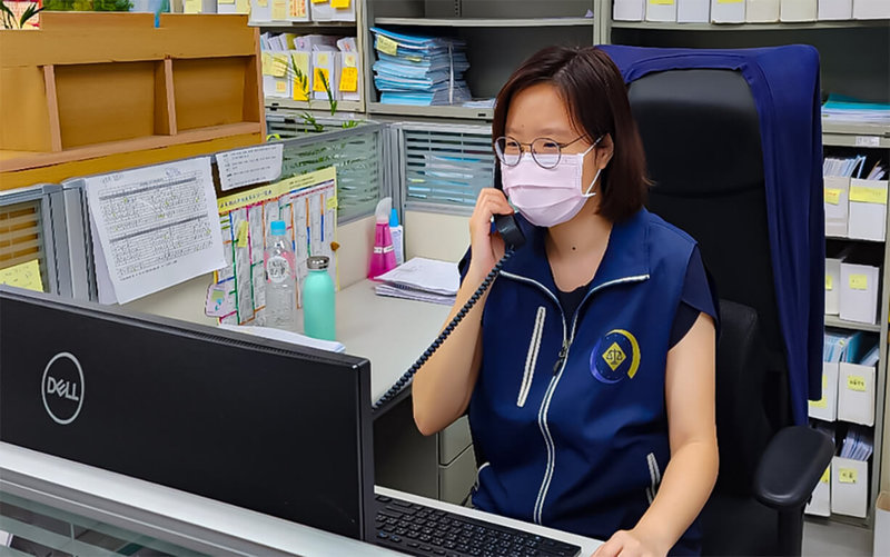 屏東1名越南籍移工2024年4月無照騎車又拒酒測，遭警方查獲並裁罰新台幣18萬元；經法務部執行署屏東分署強制執行才由仲介代為繳清。圖為書記官執行案件示意圖。（法務部執行署屏東分署提供）中央社記者黃郁菁傳真　114年11月13日