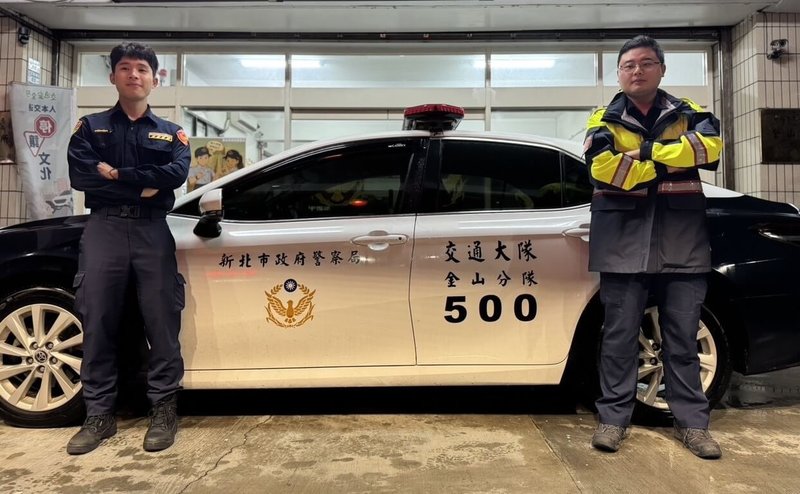 方姓女子日前抱著1歲兒子至新北市警局金山分局交通分隊，當時男嬰翻白眼口吐白沫，值班警員陳宣羽（右）見情況危急，立即請母子坐上巡邏車，由備勤警員胡哲維（左）駕駛巡邏車，一路開啟警笛抄近路送醫。（讀者提供）中央社記者王朝鈺傳真　114年11月13日