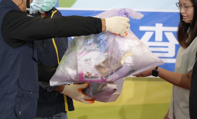 南投縣政府環境保護局強化垃圾分類成效，將採取「加強宣導」與「擴大執法」策略，投入更多資源進行分類教育，但對不配合垃圾分類屢勸不聽者，破袋稽查執法力道與範圍也同步擴大。（南投市公所提供）中央社記者蕭博陽南投縣傳真　114年11月13日