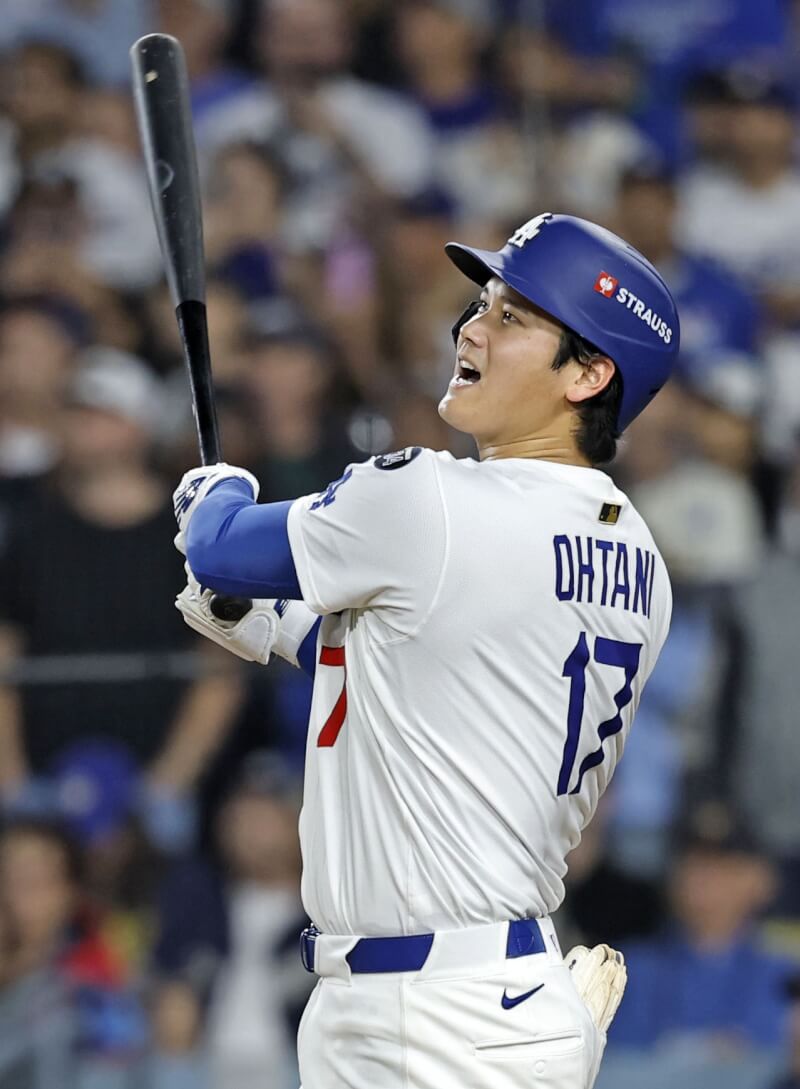 MLB國聯冠軍系列賽第4戰，洛杉磯道奇日籍球星大谷翔平在第7局擊出單場第3支全壘打。（共同社）