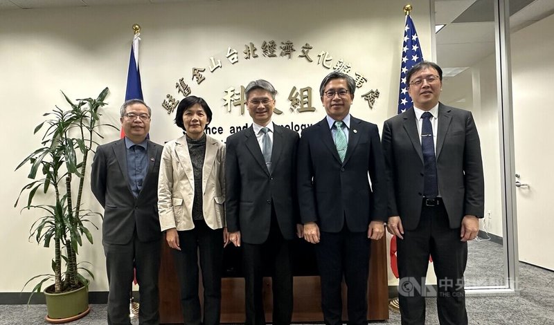 國科會副主委蘇振綱（中）率團訪問矽谷，盼促進台美技術合作和人才鏈結。中央社記者張欣瑜拉斯維加斯攝 　114年11月13日