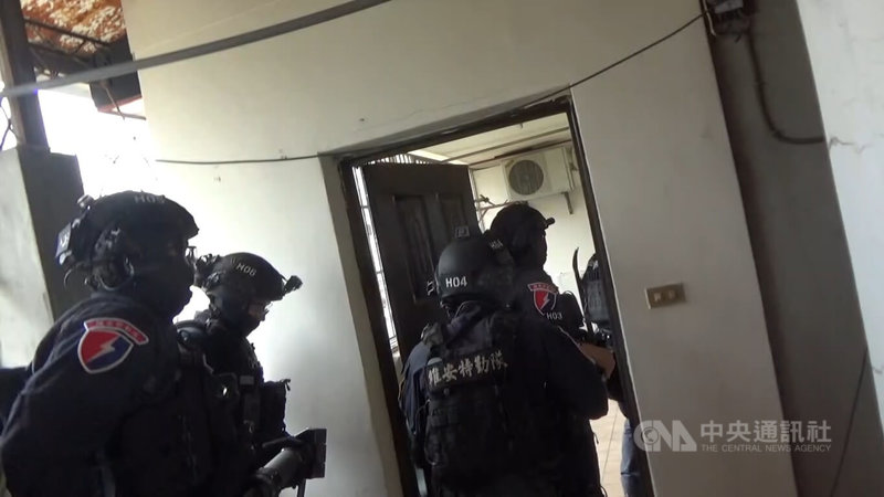 內政部警政署刑事警察局中部打擊犯罪中心鎖定詐騙集團機房位於台中市東區某處公寓及住宅大樓，2024年11月循線前往搜索調查。（翻攝照片）中央社記者蘇木春傳真　114年11月13日