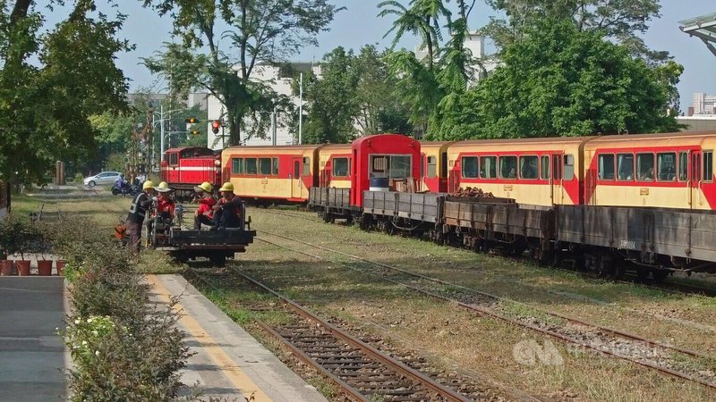 因應颱風鳳凰來襲，阿里山林業鐵路11日起暫時停駛，12日晚間颱風警報解除後，農業部林業及自然保育署阿里山林業鐵路及文化資產管理處13日完成阿里山林鐵路線巡檢，並進行列車試運轉正常，14日起恢復營運。中央社記者蔡智明攝　114年11月13日