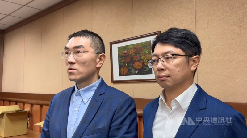 颱風鳳凰來襲帶來豐沛雨量，基隆市調和街附近山區湖泊疑溢流，使得調和街積淹水，基隆市長謝國樑（左）13日受訪表示，市府判定此湖泊並非堰塞湖，而是內陸湖，面積約700平方公尺。右為工務處長簡翊哲。中央社記者王朝鈺攝　114年11月13日