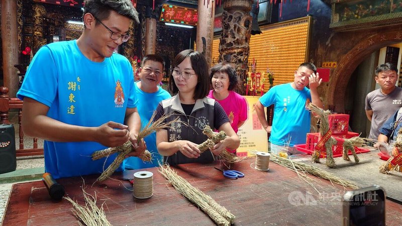 2026年台灣燈會將在嘉義縣舉辦,鹿草鄉公所設計「尋寶遊程」,參訪300年歷史的圓山宮,體驗稻草紮火馬,要吸引看燈會的遊客到鹿草玩。前左2鹿草鄉長嚴珮瑜。中央社記者蔡智明攝 114年11月13日