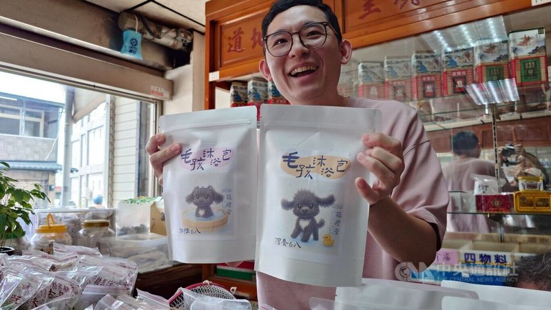 2026年台灣燈會將在嘉義縣舉辦,鹿草鄉公所設計「尋寶遊程」,參訪百年瑞安堂中藥房看老店如何創新,要吸引看燈會的遊客到鹿草玩。圖為中藥房研發的「毛孩沐浴包」。中央社記者蔡智明攝 114年11月13日