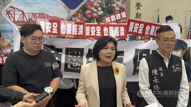 雲林縣斗六市民生南路數十名商家、住戶堅決反對民生南路設置人行道，13日向雲林縣長張麗善（前中）陳情；張麗善允諾會再與公所商討，創造雙贏；公所則強調還路於民、兼顧安全與發展。　中央社記者姜宜菁攝　114年11月13日