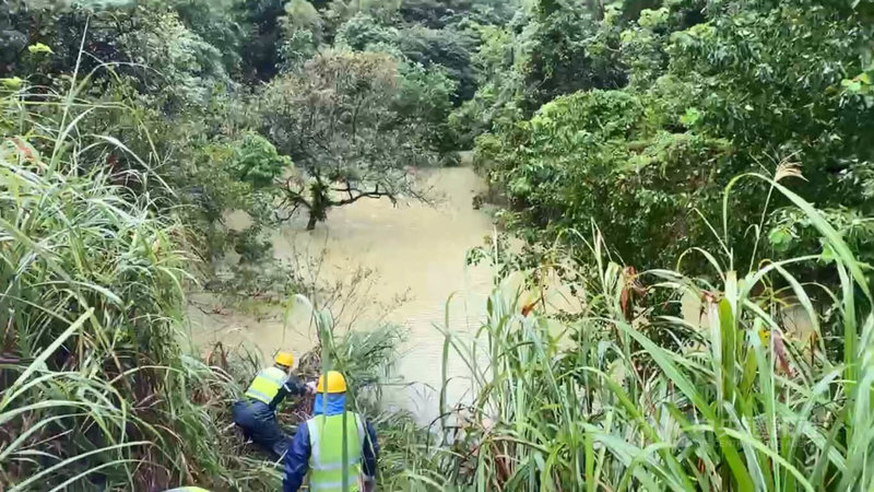 基隆市調和街山區湖泊11日疑蓄積雨量後溢流致道路積淹水，市府工務處13日下午前往會勘，判斷無安全疑慮，原則上不須再以工程手段介入，後續會持續觀察。中央社記者王朝鈺攝　114年11月13日