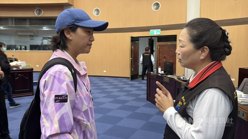 出身光復鄉的花蓮縣議員蔡依靜(左)13日在議會詢問花蓮縣長徐榛蔚(右),紅色警戒維持時間卻恢復上班上課,民眾該如何配合撤離。中央社記者張祈攝 114年11月13日