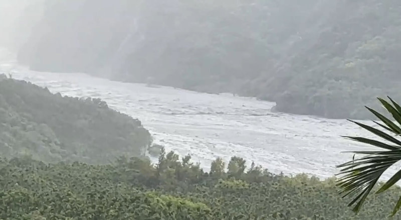 花蓮馬太鞍溪新堰塞湖原預計13日下午4時許溢流,推估因壩體不穩定導致提早溢流,下午1時許觀測發現有第一批水往下沖,並於1時40分抵達下游。(林業及自然保育署花蓮分署提供)中央社記者張祈傳真 114年11月13日