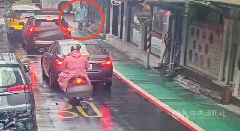 台北市警方13日獲報，指松山區有夫妻吵架，52歲楊男（圖）竟持鋸子理論、拉扯，立即派員到場，並帶回楊男偵辦。（翻攝照片）中央社記者黃麗芸傳真  114年11月13日