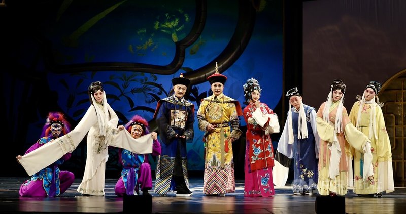 國光劇團「夢紅樓．乾隆與和珅」14日起至16日將在台北國家戲劇院再度搬演，13日舉行彩排記者會為演出暖場，主要演員著裝合影。中央社記者王飛華攝　114年11月13日