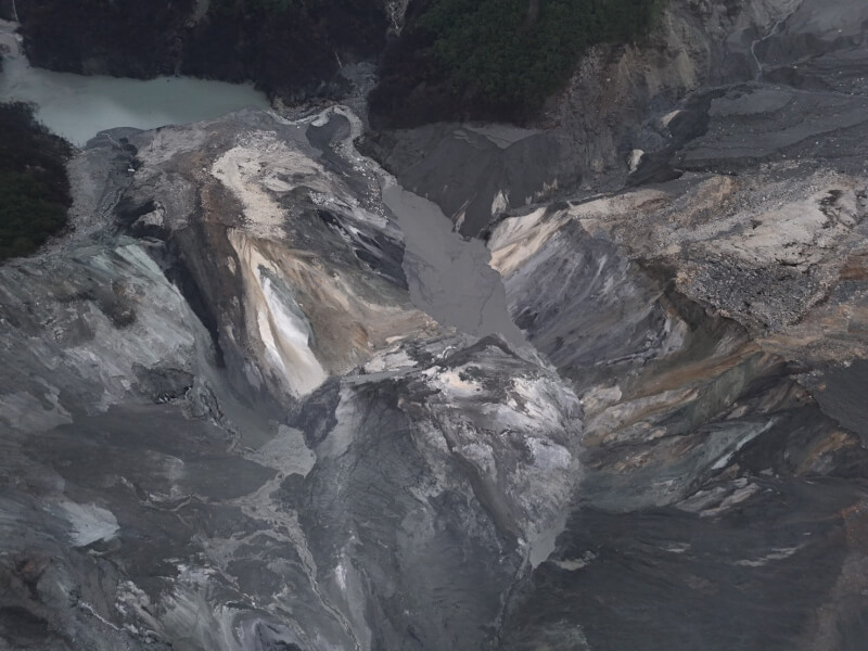 林業及自然保育署花蓮分署13日空拍，馬太鞍溪堰塞湖溢流口處前300公尺有新的堰塞湖，目前仍在估算蓄水量及溢流時間。（林業及自然保育署花蓮分署提供）中央社記者張祈傳真　114年11月13日