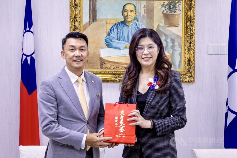 國民黨主席鄭麗文（右）13日與新加坡駐台代表葉偉傑（左）會談，鄭麗文認為新加坡在區域事務中所展現的穩健角色與溝通能力，對台灣具有重要借鏡價值。（取自鄭麗文臉書）中央社記者劉冠廷傳真　114年11月13日