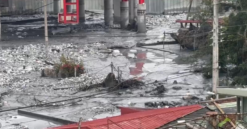 根據林業及自然保育署花蓮分署監測，馬太鞍溪新堰塞湖已於13日下午1時許溢流，首波洪峰約午後1時40分抵下游，萬榮鄉明利村再度遭洪水泥流衝擊。（民眾提供）中央社記者張祈傳真　114年11月13日