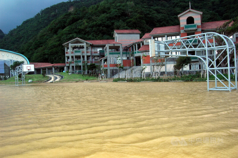 2010年10月颱風梅姬造成宜蘭蘇澳南安國中操場嚴重積水。（中央社檔案照片）