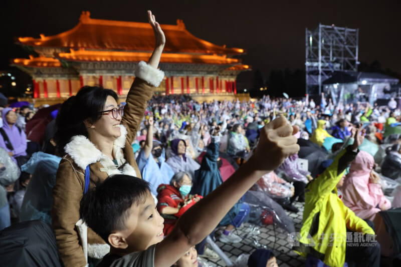 柏林愛樂訪台20週年，13日壓軸之夜同步在兩廳院藝文廣場舉行戶外轉播，民眾不畏雨勢到場聆賞，熱情與主持人互動。中央社記者吳家昇攝　114年11月13日