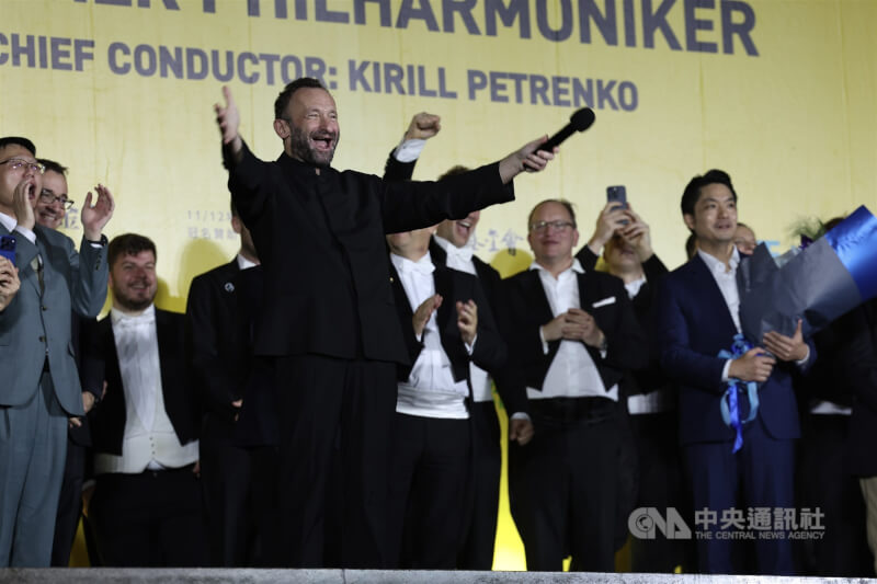 柏林愛樂首席指揮基里爾．佩特連科（Kirill Petrenko）（前左）13日晚間在台北國家音樂廳領軍演出結束後，特別現身兩廳院戶外廣場的同步轉播現場，向所有冒雨前來的樂迷致意。中央社記者吳家昇攝　114年11月13日