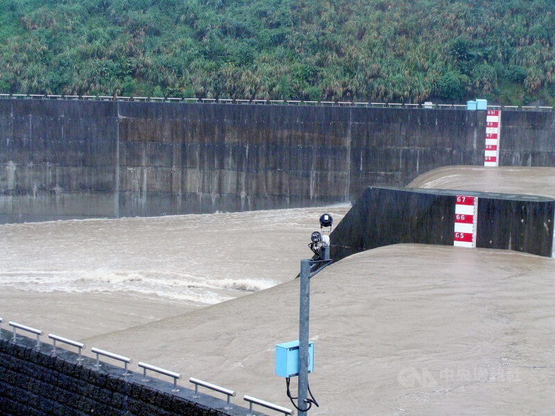 2009月10月颱風盧碧外圍環流與東北季風共伴致北部及東北部豪雨，水利署第十河川局啟動員山子分洪。（中央社檔案照片）