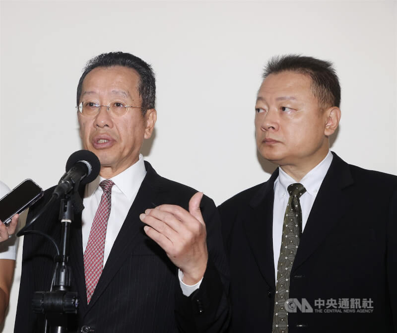 AAV7兩棲突擊車宜蘭蘇澳涉水救災不慎壓毀2輛民車。國防部長顧立雄（左）13日在立法院受訪表示，官兵在辛勞救災之餘，不用考慮救災所導致的補賠償問題，國防部不會讓官兵承擔任何責任，會依據相關法令，對受損車輛進行適當補賠償。中央社記者郭日曉攝　114年11月13日