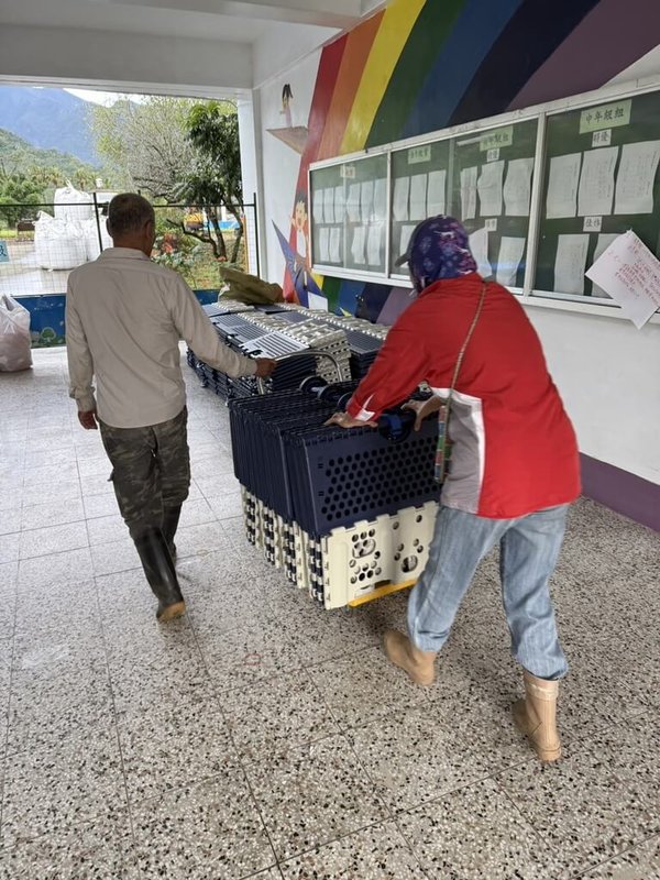 馬太鞍溪堰塞湖紅色警戒未解除，下游受影響範圍光復鄉13日恢復上班上課，光復國小收容所一早趕工清理，恢復上課。（蔡依靜提供）中央社記者張祈傳真　114年11月13日