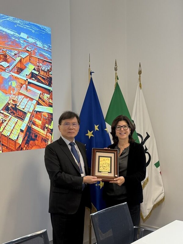 台灣集保結算所董事長林丙輝（左）拜會義大利存貸銀行（CDP）公司，由財務總監卡拉（Manuela Carra）（右）接待，交流代幣化債券發行實務。（集保結算所提供）中央社記者黃雅詩羅馬傳真　114年11月13日