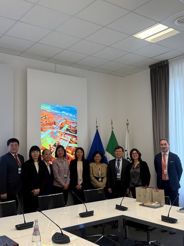 台灣集中保管結算所董事長林丙輝（右3）日前率團訪義，期間在駐義代表處陪同下，拜訪義大利重要國有金融機構「存貸銀行」（CDP），強化台義在金融科技創新與資本市場發展領域合作。（集保結算所提供）中央社記者黃雅詩羅馬傳真　114年11月13日