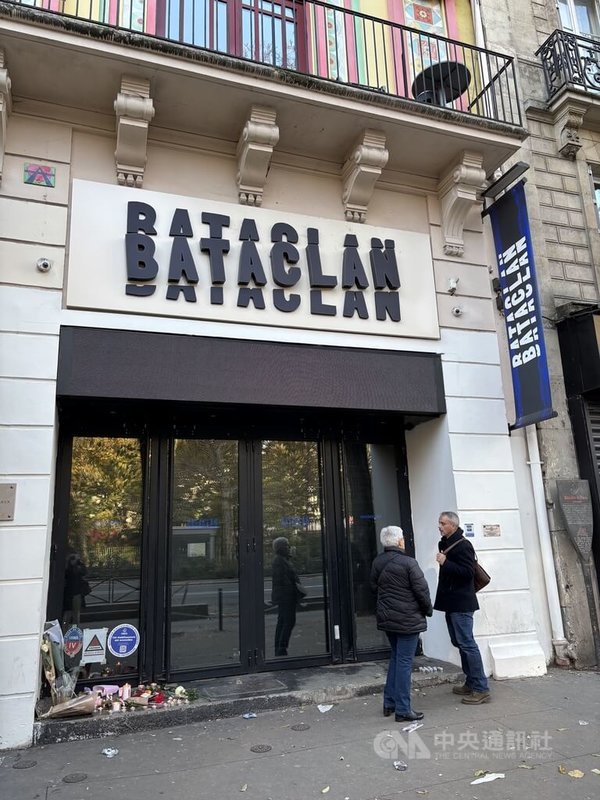 2015年11月13日，巴黎發生連環恐怖攻擊案，共130人喪生。10年後，巴黎人來到案發地之一巴塔克蘭劇場悼念罹難者。照片攝於9日。中央社記者曾依璇巴黎攝　114年11月13日