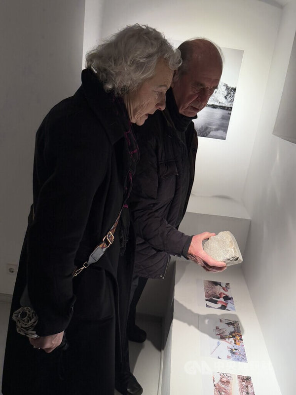 除了巨幅開採山頭的攝影作品外，台灣藝術家楊哲一「山水連線」展覽還展出當時拍攝的現場工作影像，讓立陶宛民眾得以一窺石灰石開採的過程與現場樣貌。中央社記者游堯茹維爾紐斯攝　114年11月13日