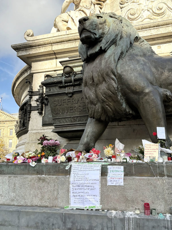 2015年11月13日，巴黎發生連環恐怖攻擊案。10年後，民眾來到巴黎共和國廣場獻花、點蠟燭，紀念這起事件。圖攝於9日。中央社記者曾依璇巴黎攝　114年11月13日