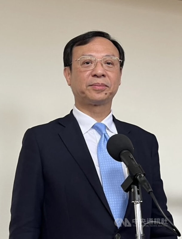 衛福部長石崇良13日上午赴立法院社會福利及衛生環境委員會，就「癌症新藥暫時性支付及罕見疾病藥物專款預算運用成效及政策檢討」進行專題報告，並於會前受訪回應時事相關議題。中央社記者沈佩瑤攝　114年11月13日