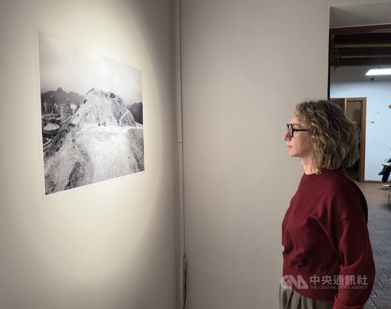 台灣藝術家楊哲一本月於立陶宛舉行攝影個展「山水連線」，呈現台資水泥產業自台灣擴展至中國及東南亞各地的採礦現場，邀請參觀者思考人類發展與自然環境間的關係。中央社記者游堯茹維爾紐斯攝　114年11月13日