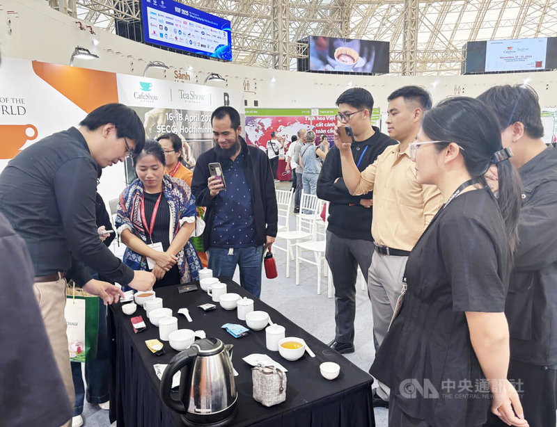 河內社會科學與人文大學歷史系博士生蔡宇傑受邀至展覽分享兩場講座,其中一場為台灣茶專場,介紹台灣茶的歷史、產地與特色。他準備近百種台灣茶樣,讓與會者隨機點名品嚐。中央社記者曾婷瑄河內攝 114年11月14日