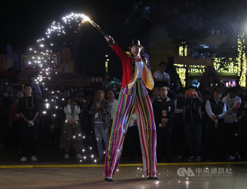 新北歡樂耶誕城今年以「馬戲嘉年華」為主題，14日晚間熱鬧展開，現場帶來精彩馬戲團表演。中央社記者趙世勳攝　114年11月14日