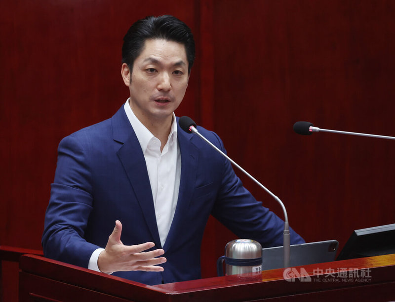 台北市長蔣萬安（圖）14日上午列席台北市議會針對都更捷運等規劃專案報告。有議員詢問中共揚言追捕立委沈伯洋，並釋出懸賞通告追緝網紅八炯、閩南狼的議題。蔣萬安在議場回應說，任何國人遇到這樣事情，政府第一時間都應交涉關心。中央社記者張新偉攝 114年11月14日