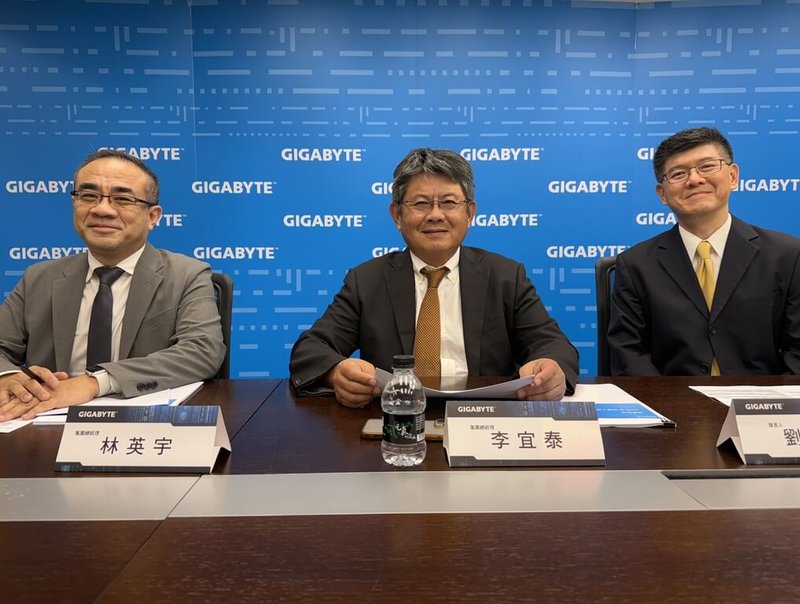 主機板與顯示卡廠技嘉科技14日召開法人說明會，經營團隊指出，人工智慧（AI）伺服器訂單已看到2026年底，將持續擴產因應需求。左起為技嘉集團總經理林英宇、集團總經理李宜泰、發言人劉文忠。（技嘉提供）中央社記者吳家豪傳真　114年11月14日