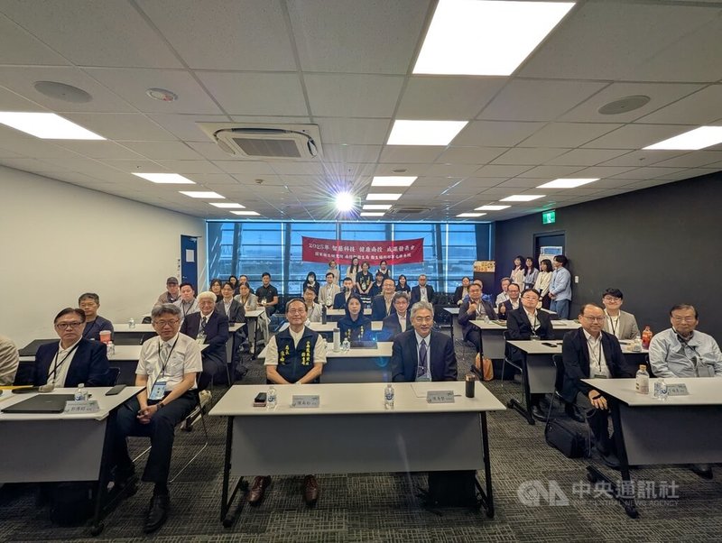 南投縣政府衛生局與國家衛生研究院合作推動智慧健康雲計畫，在社區舉辦義診活動，導入「攜帶式心率變異分析儀」，讓民眾即時掌握狀況，14日舉辦成果發表會。中央社記者蘇木春攝　114年11月14日