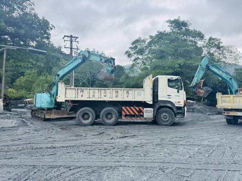 馬太鞍溪暴漲,泥石漫淹花蓮萬榮鄉及鳳林鎮,水流13日傍晚阻斷,鳳林鎮公所出動機具清理道路淤土,受損道路為忠一、忠二路已經搶通,目前正在清理住宅前廣場。(鳳林鎮公所提供)中央社記者張祈傳真 114年11月14日