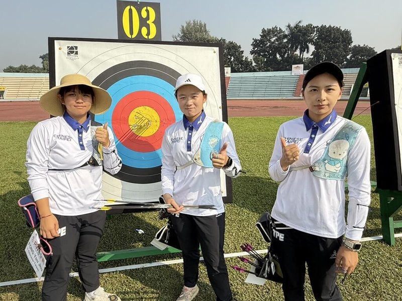 2025亞洲射箭錦標賽將在孟加拉落幕,台灣反曲弓女團風佑築(左起)、李彩綺、郭紫穎14日於決賽不敵韓國,收下銀牌。(中華民國射箭協會提供)中央社記者黎建忠傳真 114年11月14日
