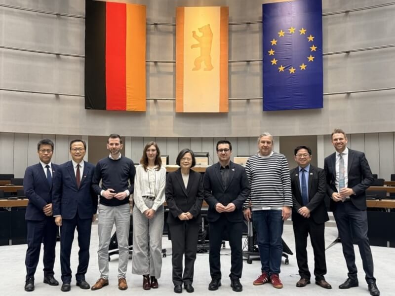 柏林邦議會友台小組2022年成立,蔡英文(中)訪柏林之行在柏林邦議會議場內與友台小組共同主席呂德克(Tamara Lüdke,左四)及歐瑪(Jian Omar,右四)合影留念。中央社記者林尚縈柏林攝 114年11月14日
