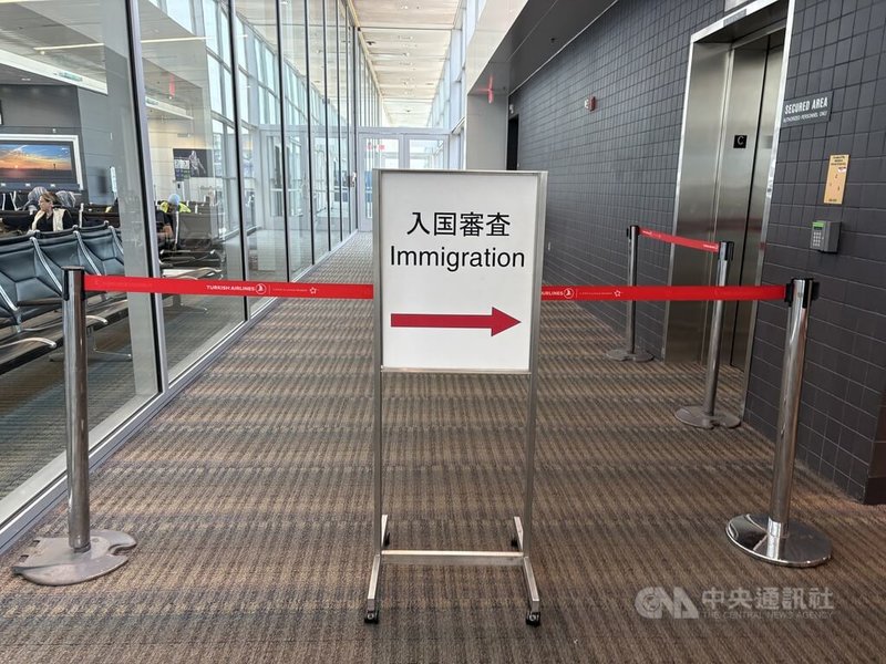 華盛頓郵報報導，美國已將肥胖、癌症及糖尿病等列為拒發移民簽證的理由。圖為華盛頓杜勒斯國際機場告示，攝於6月11日。中央社記者鍾佑貞華盛頓攝　114年11月14日