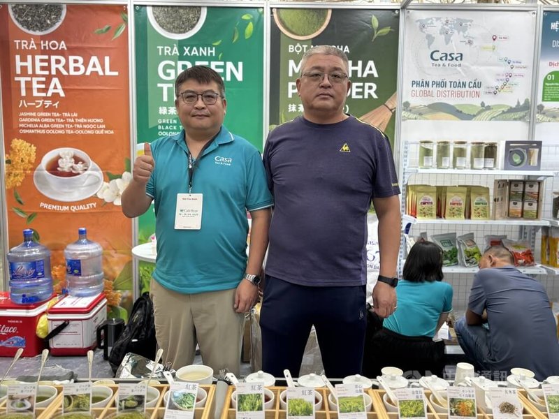 在越南20年的卡薩·T世家副總吳育安(右)13日在越南河內國際茶與咖啡展上告訴中央社,越南茶葉質量的轉變,台灣功不可沒,「是越南茶種,搭配台灣技術」。中央社記者曾婷瑄河內攝 114年11月14日