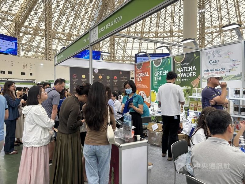 越南河內國際茶與咖啡展12至15日於越南展覽中心登場，數十國、上百間咖啡與茶公司展出。深耕越南近30年的台灣企業卡薩·T世家展位前人潮絡繹，搶著品茗。中央社記者曾婷瑄河內攝　114年11月14日