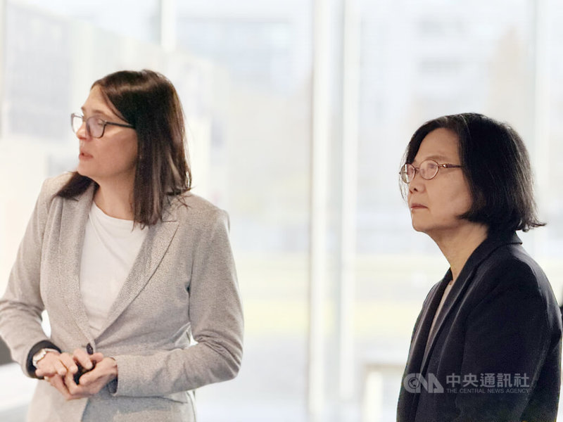 前總統蔡英文（右）13日參訪柏林「恐怖地形圖」博物館，由館長瑞德勒（Andrea Riedle，左）導覽介紹納粹時期的歷史與文獻資料。蔡英文全程專注聆聽，神情嚴肅。中央社記者林尚縈柏林攝 114年11月14日