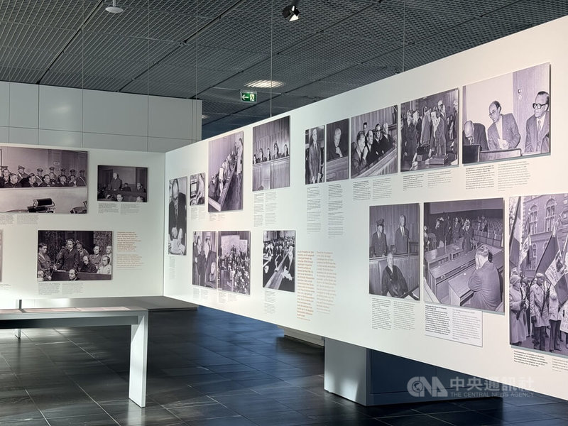 柏林「恐怖地形圖」博物館展示納粹時期戰犯審判的歷史影像與文獻,記錄戰後德國司法如何追究納粹暴行責任。該館以呈現納粹警察機構運作與受害者處境聞名,是德國重要的歷史教育與轉型正義場域。中央社記者林尚縈柏林攝 114年11月14日