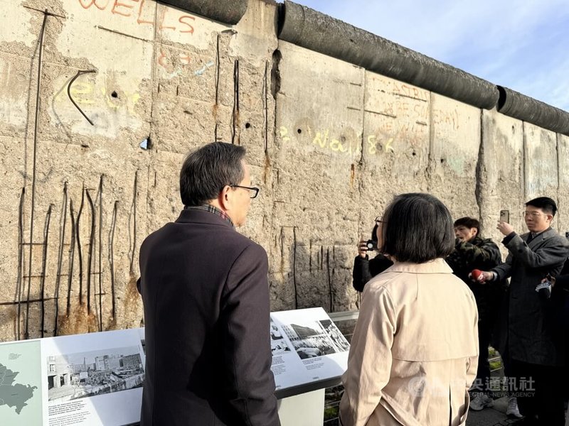 前總統蔡英文德國行適逢圍牆倒塌紀念日,參訪柏林圍牆遺址。中央社記者林尚縈柏林攝 114年11月14日