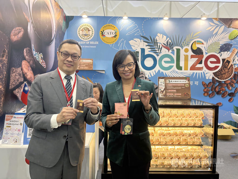 外交部政務次長陳明祺（左）和貝里斯駐台大使梅凱瑟（左）14日於台灣國際咖啡展的中美洲館，試吃台灣品牌以貝里斯可可所製成的巧克力。中央社記者吳書緯攝　114年11月14日