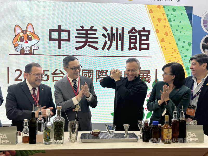 台灣國際咖啡展中美洲館14日舉行開幕活動，外交部政務次長陳明祺（左2）、瓜地馬拉駐台大使艾特維（左1）和貝里斯駐台大使梅凱瑟（右2）等人共同參與，由2025世界盃咖啡烈酒大賽季軍林東源（中）將貝里斯蘭姆酒和瓜地馬拉咖啡調製成特色飲品。中央社記者吳書緯攝　114年11月14日